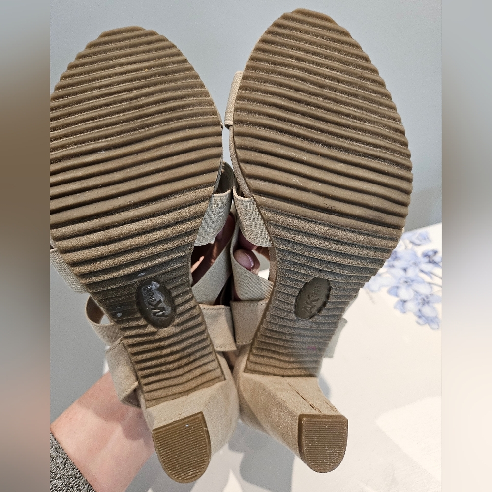 🍾AK Sport Heels sz7M cream - Picture 10 of 11